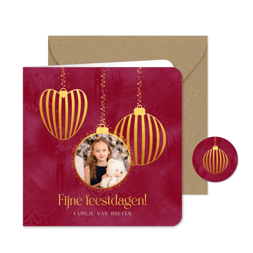 Stijlvolle kerstkaart rood met gouden ballen en eigen foto  - Kaartimpressie