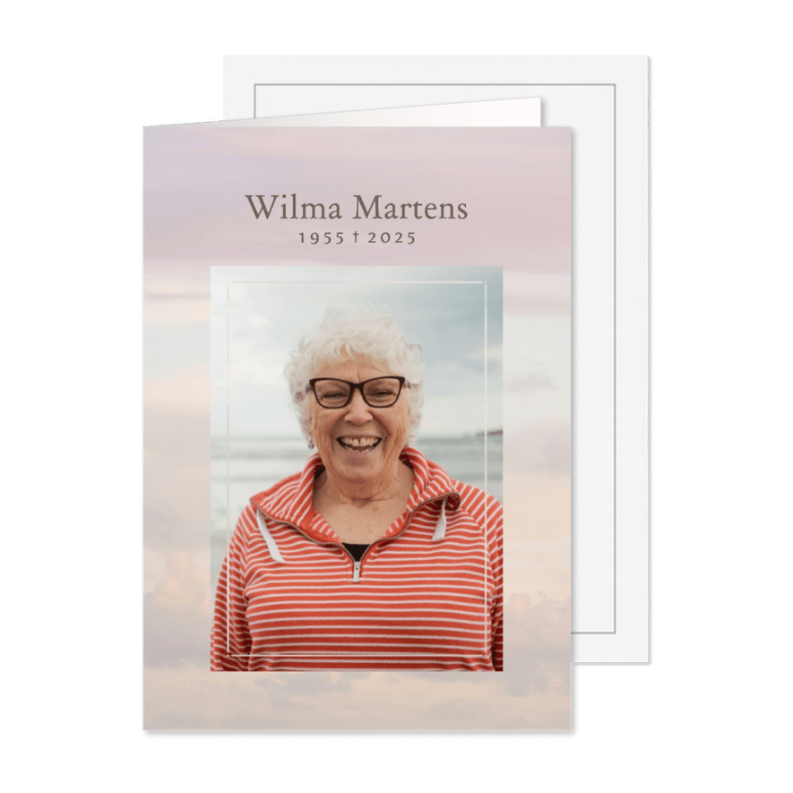 Stijlvolle nagedachteniskaart met wolken en foto - Kaartimpressie