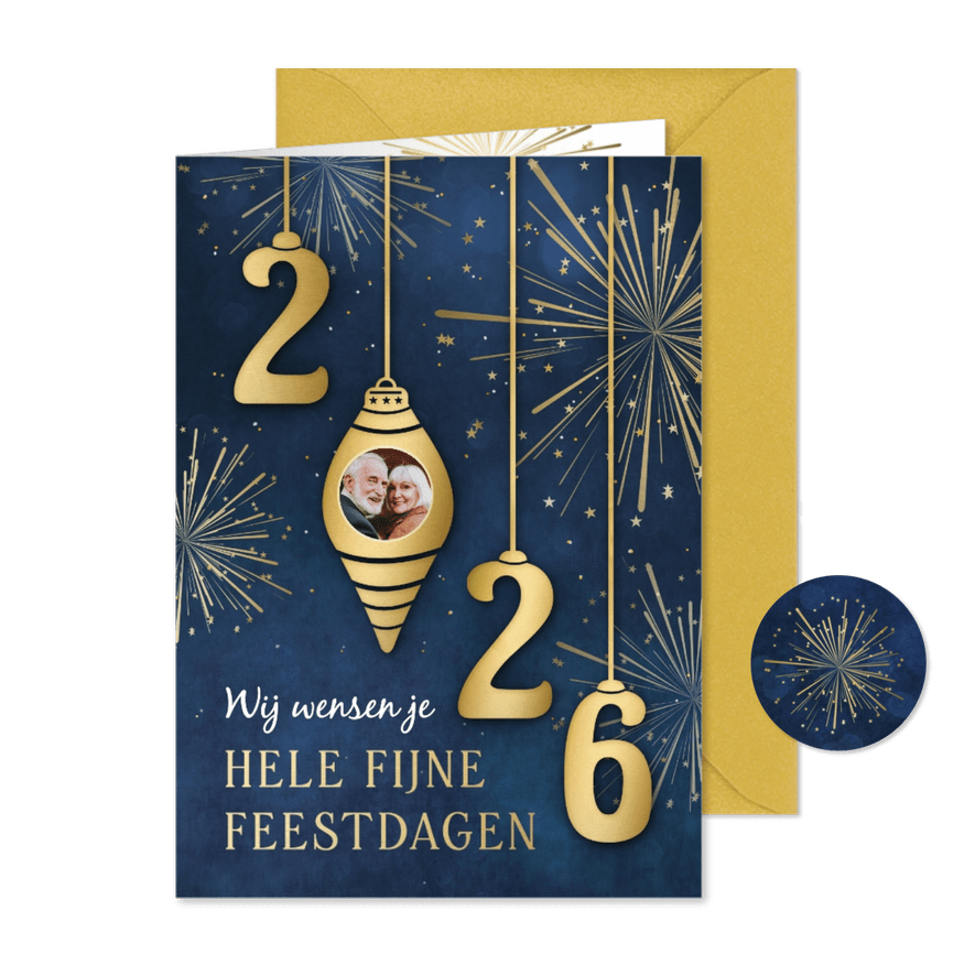 Stijlvolle nieuwjaarskaart met 2026 kerstballen en vuurwerk  - Kaartimpressie
