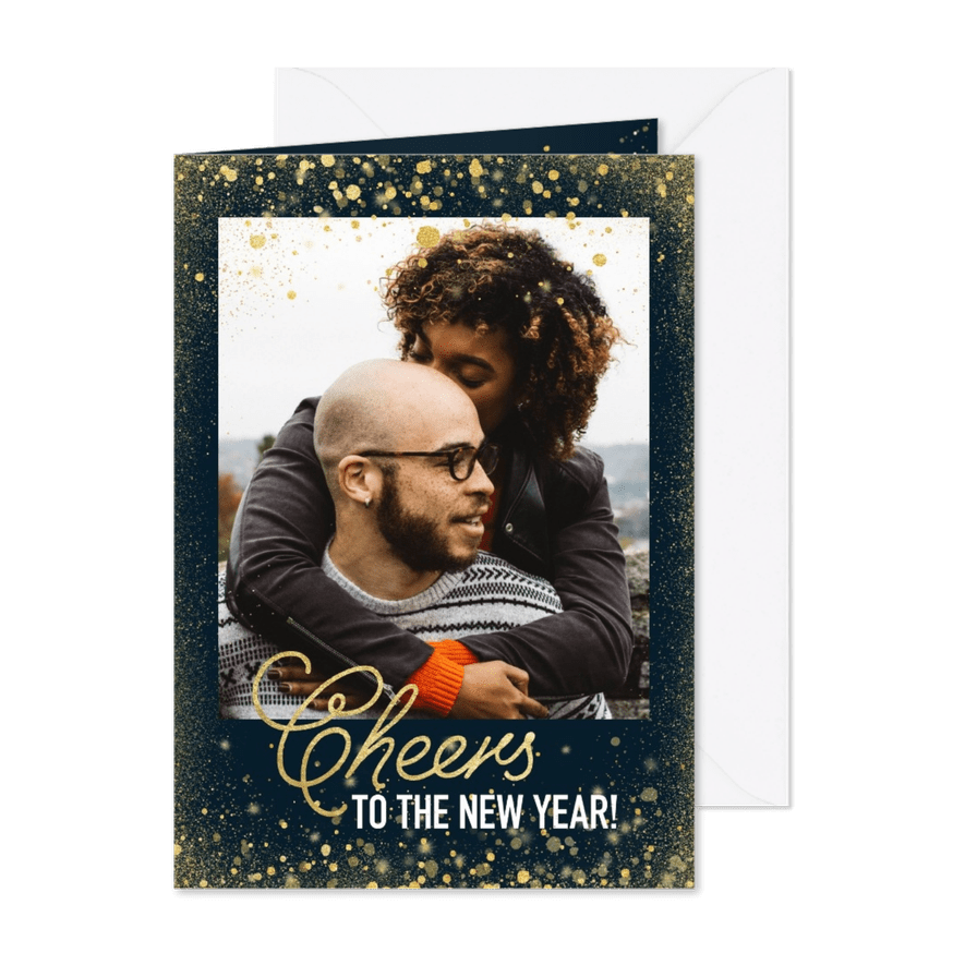 Stijlvolle nieuwjaarskaart met gouden confetti en typografie - Kaartimpressie