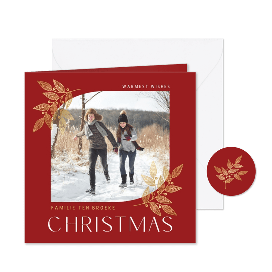 Stijlvolle rode kerstkaart met foto en gouden takjes - Kaartimpressie