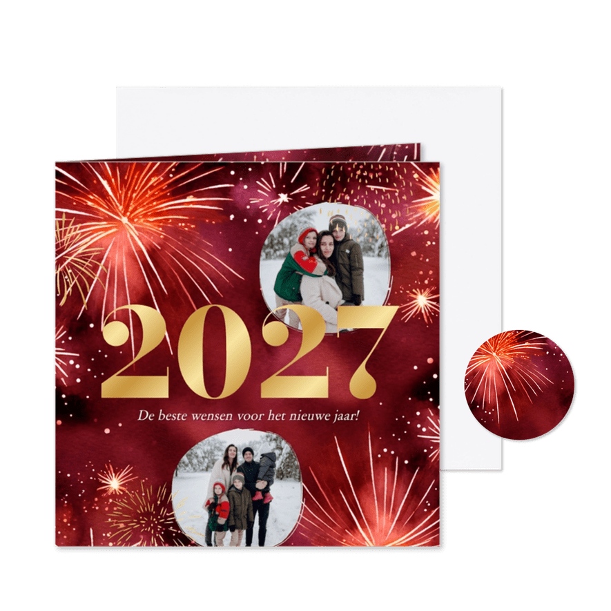 Stijlvolle rode nieuwjaarskaart met vuurwerk en goud jaartal - Kaartimpressie