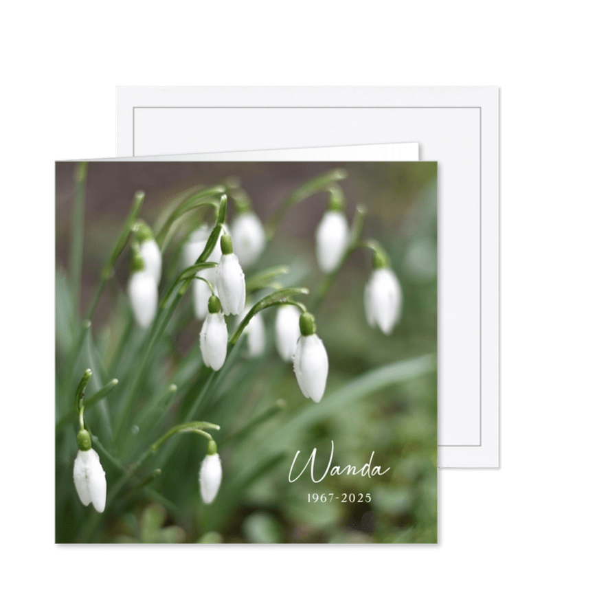Stijlvolle rouwkaart met foto van bloeiende sneeuwklokjes - Kaartimpressie