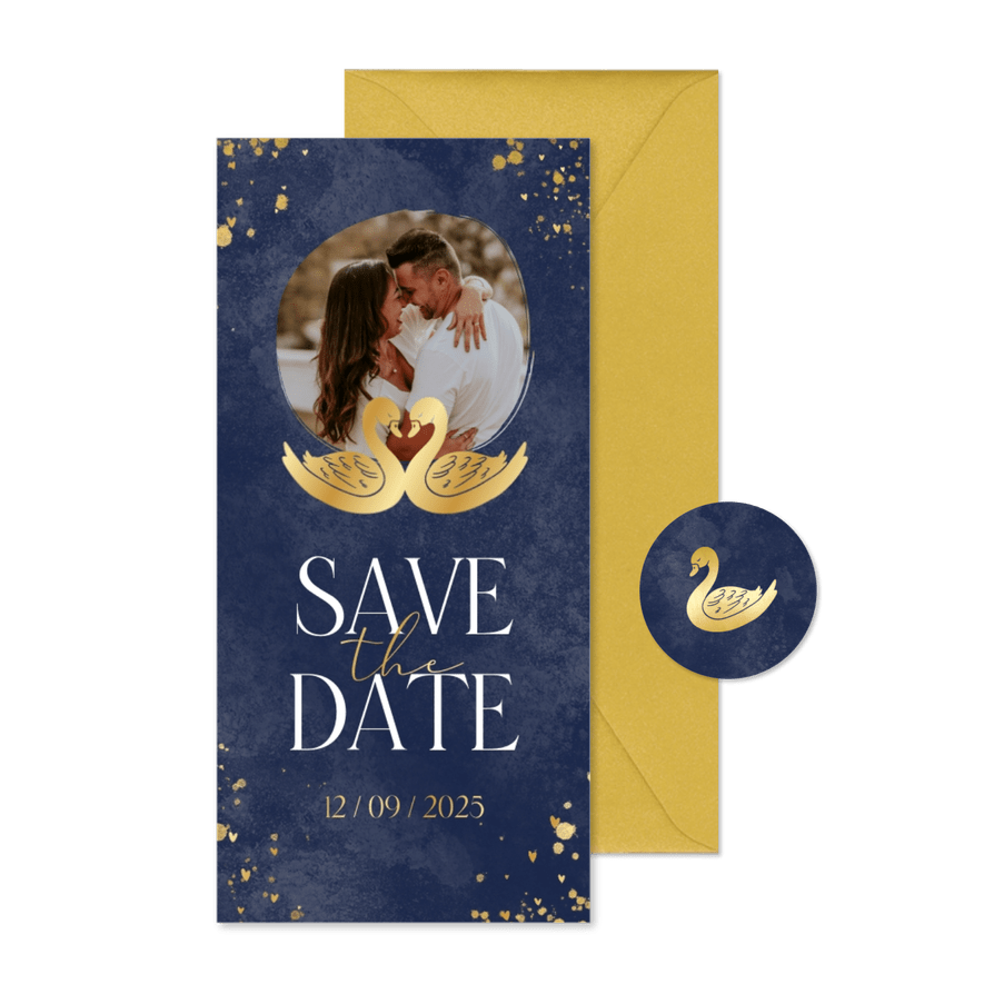 Stijlvolle save the date trouwkaartje met gouden zwanen - Kaartimpressie