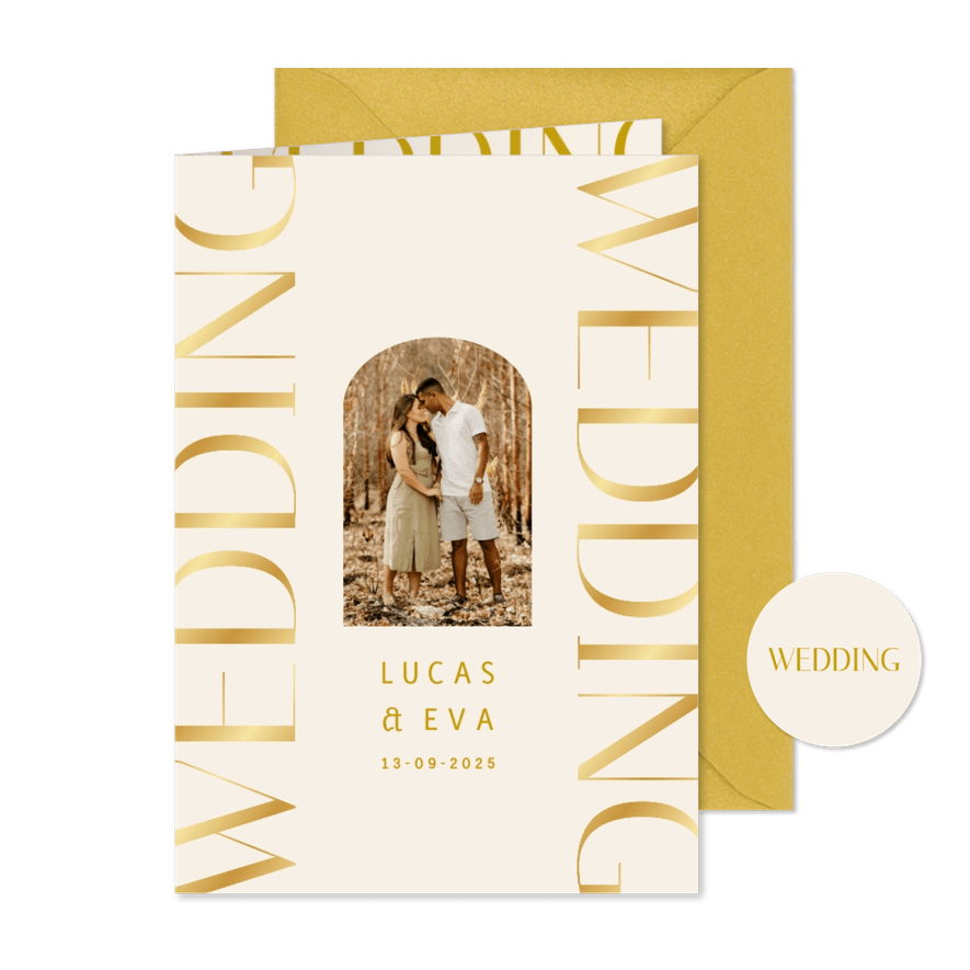 Stijlvolle trouwkaart met grote klassieke gouden typografie - Kaartimpressie