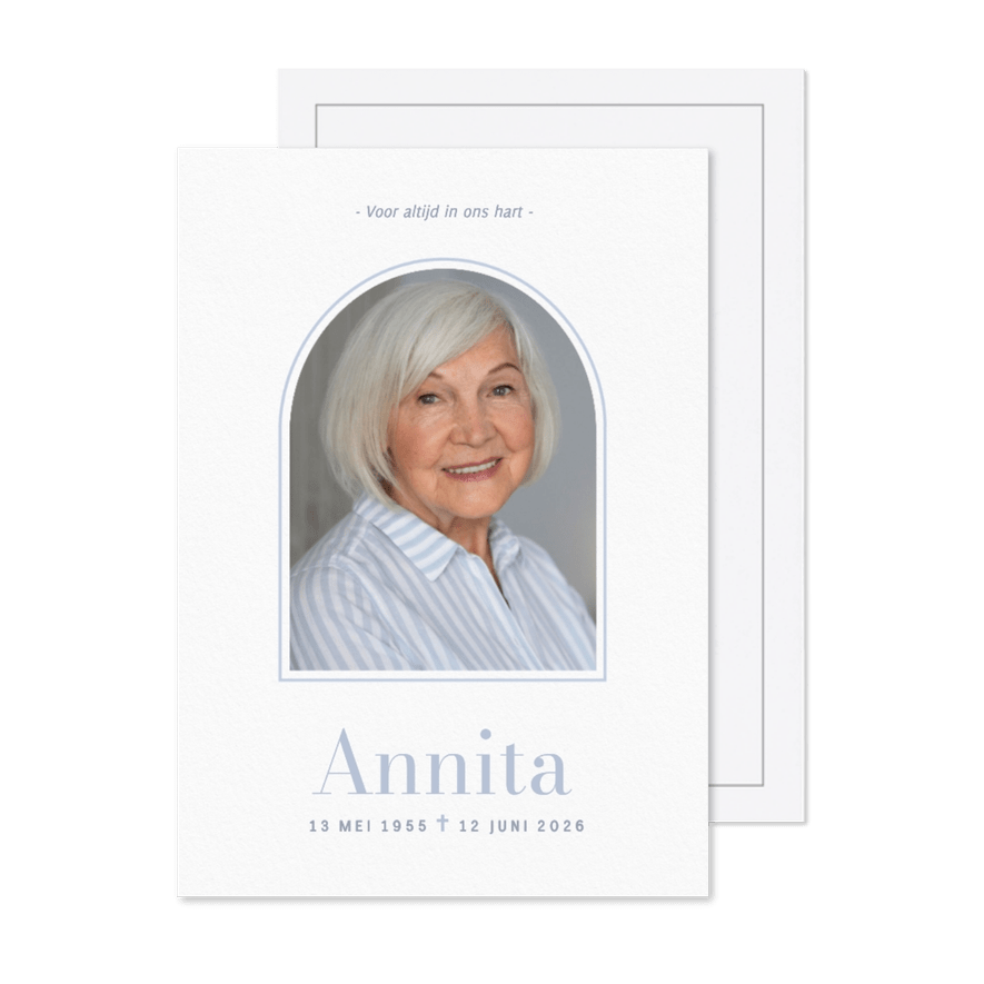 Stijlvolle witte rouwkaart met foto en lichtblauw kader - Kaartimpressie