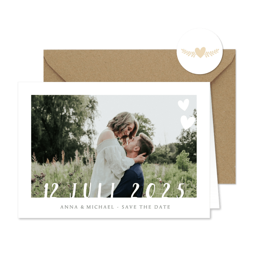 Stijlvolle witte trouwkaart met grote eigen foto en datum - Kaartimpressie
