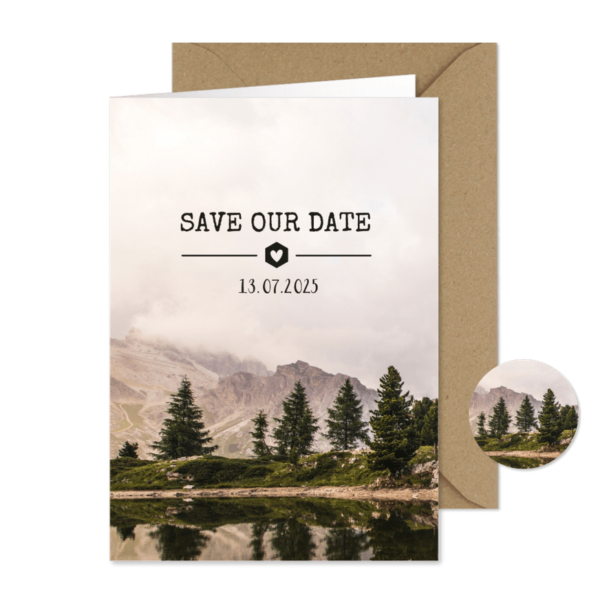 Stoere Save the Date kaart met een berg landschap en datum - Kaartimpressie