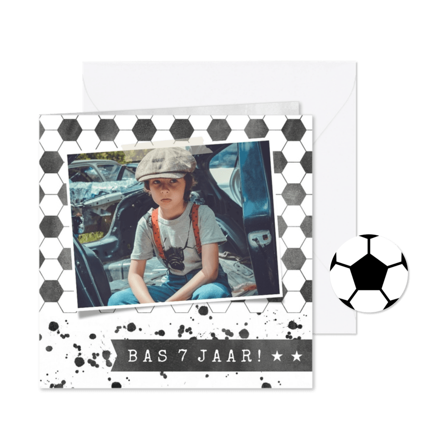 Stoere uitnodiging kinderfeestje jongen met voetbal print  - Kaartimpressie