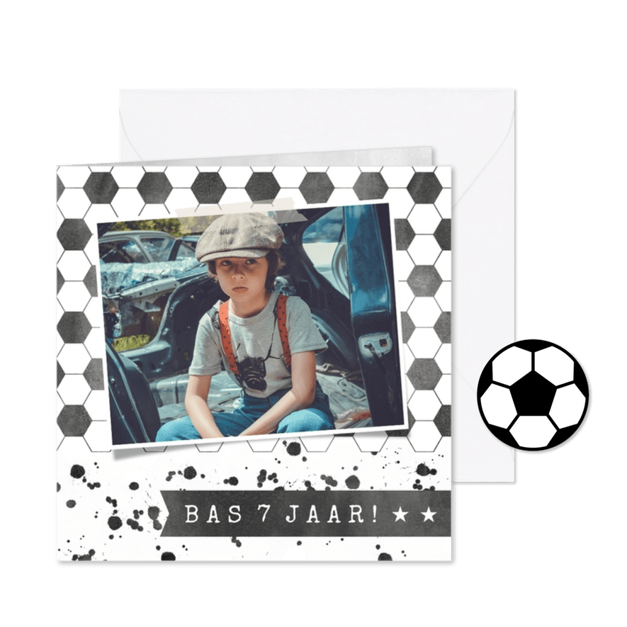 Stoere uitnodiging kinderfeestje jongen met voetbal print - Kaartimpressie