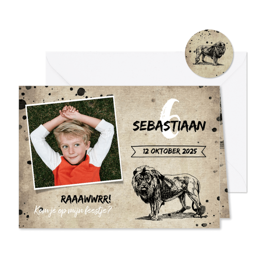 Stoere uitnodiging kinderfeestje met leeuw en spetters - Kaartimpressie