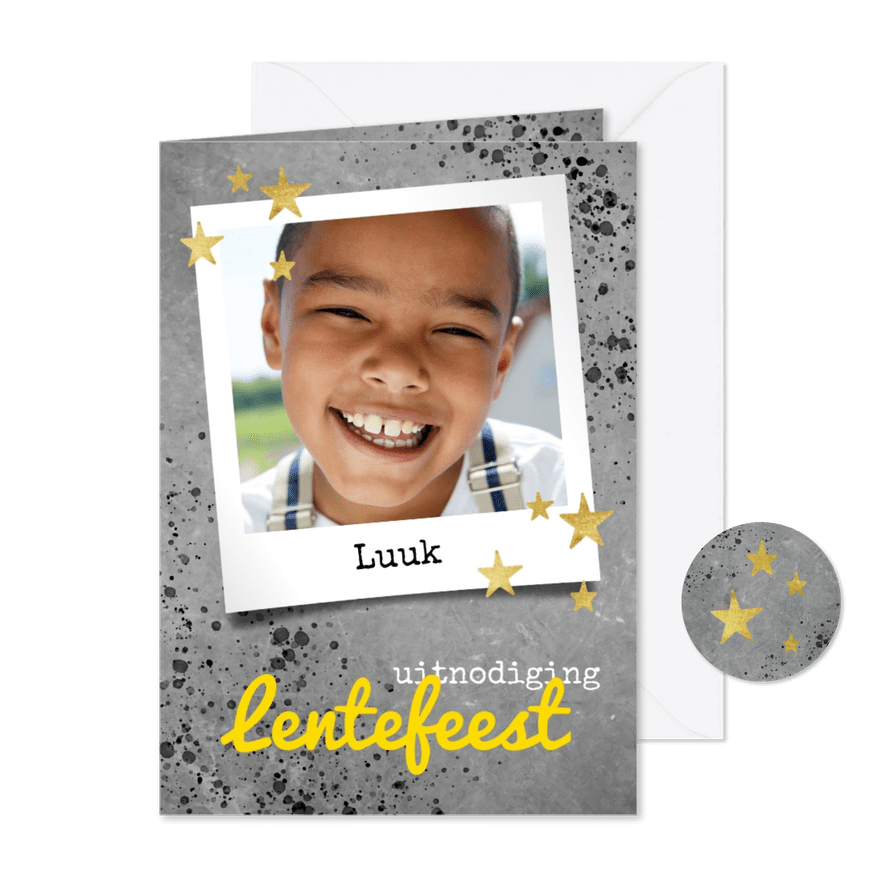 Stoere uitnodiging lentefeest met beton, spetters en foto - Kaartimpressie