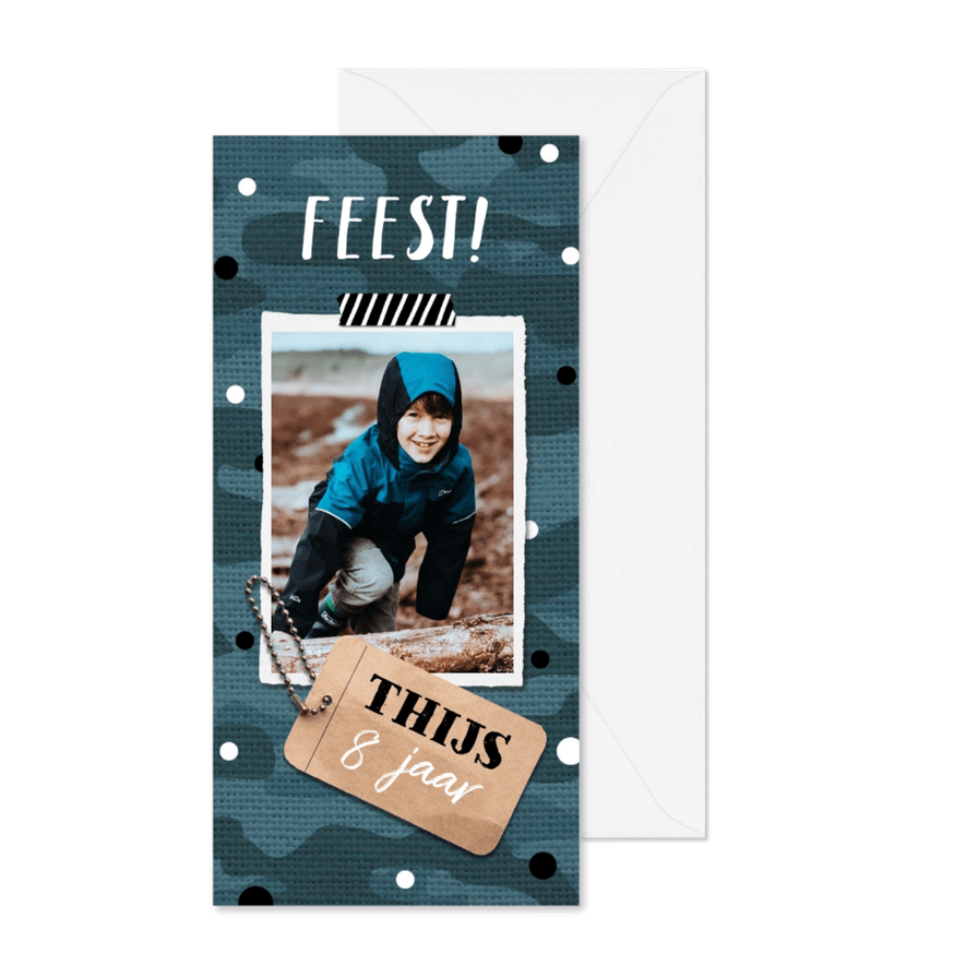 Stoere uitnodiging met label en legerprint - Kaartimpressie