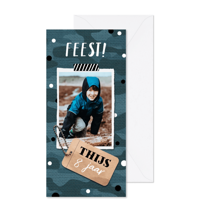 Stoere uitnodiging met label en legerprint - Kaartimpressie