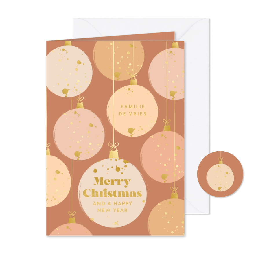 Terra kleurige kerstkaart met kerstballen en goudlook - Kaartimpressie