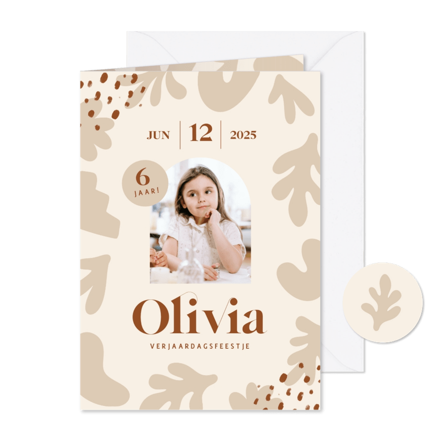 Trendy beige uitnodiging voor kinderfeestje abstracte vormen - Kaartimpressie