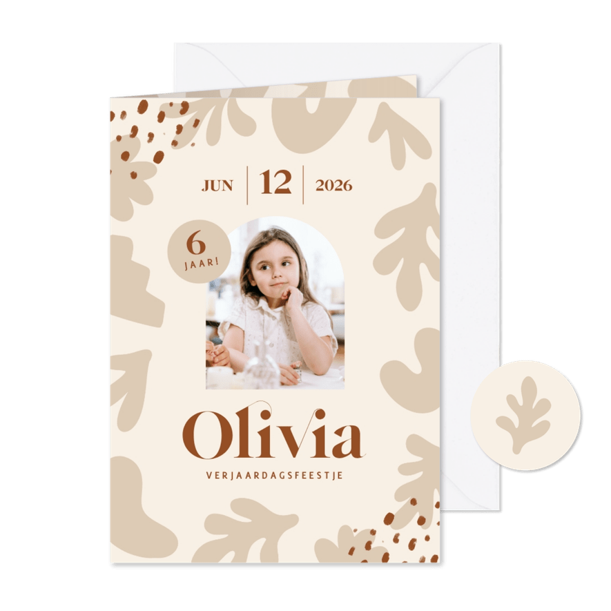 Trendy beige uitnodiging voor kinderfeestje abstracte vormen - Kaartimpressie