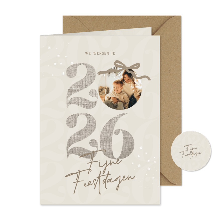 Trendy kerstkaart beige strik jaartal linnenlook met foto - Kaartimpressie