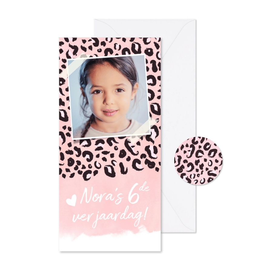 Trendy kinderfeest uitnodigingskaart met roze panterprint - Kaartimpressie