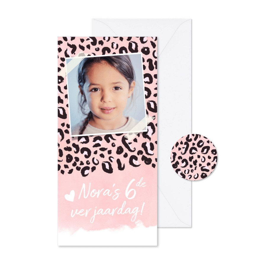 Trendy kinderfeest uitnodigingskaart met roze panterprint - Kaartimpressie
