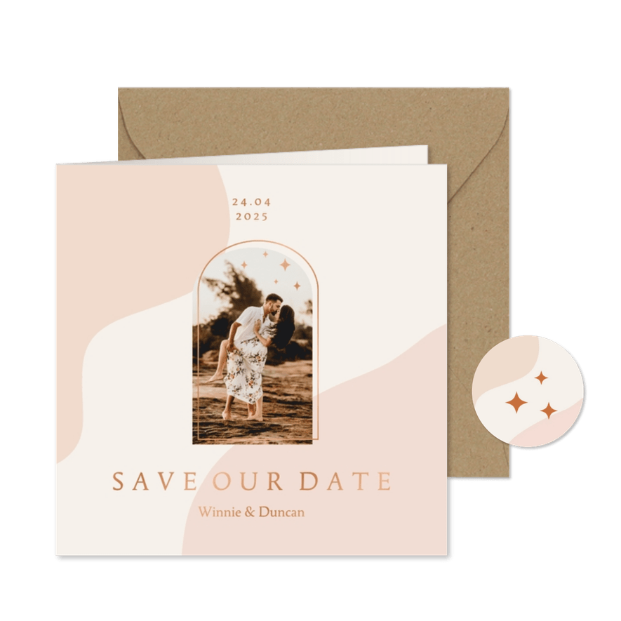 Trendy save the date kaart in aardetinten met foto en boog - Kaartimpressie