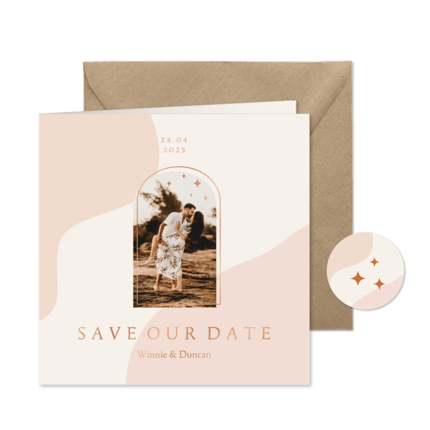 Trendy save the date kaart in aardetinten met foto en boog - Kaartimpressie