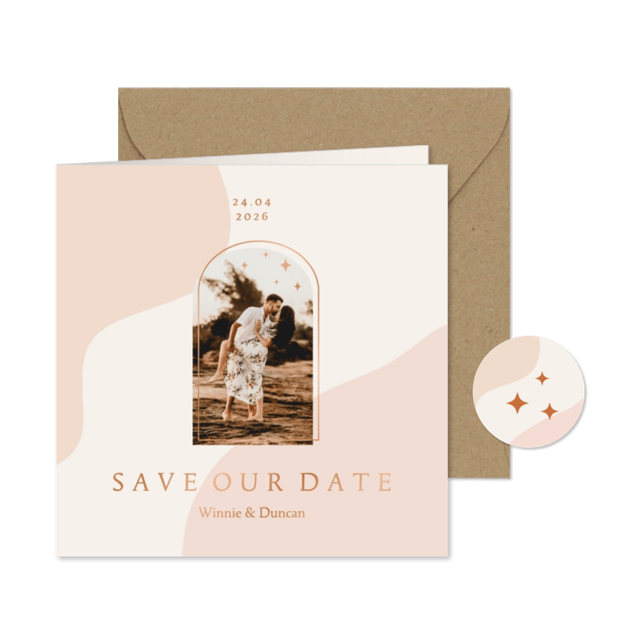 Trendy save the date kaart in aardetinten met foto en boog - Kaartimpressie