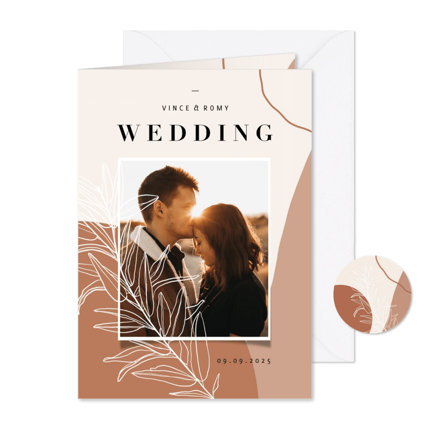 Trendy trouwkaart abstracte vormen aardetint en foto - Kaartimpressie