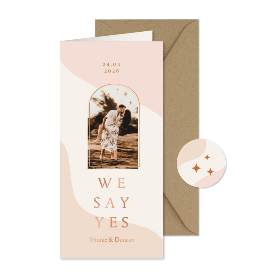 Trendy trouwkaart in roze aardetinten met boog langwerpig - Kaartimpressie