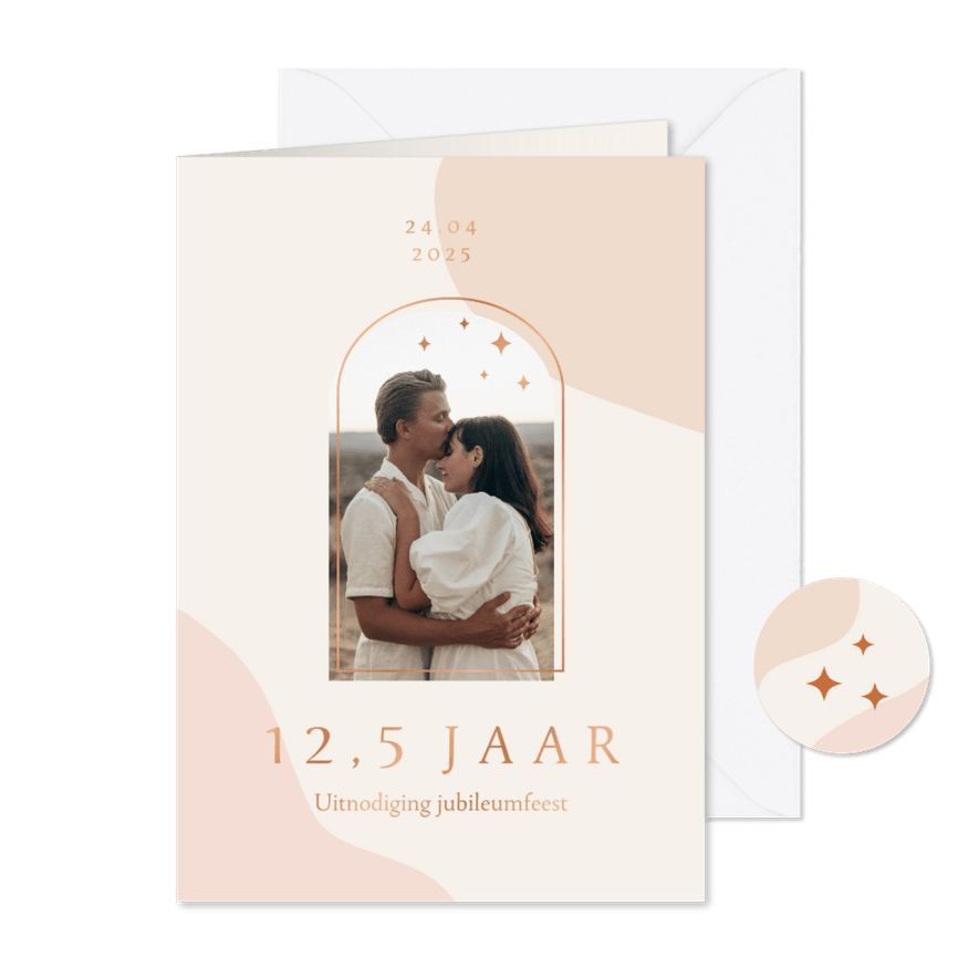 Trendy uitnodiging jubileum met foto en boog met sterretjes - Kaartimpressie