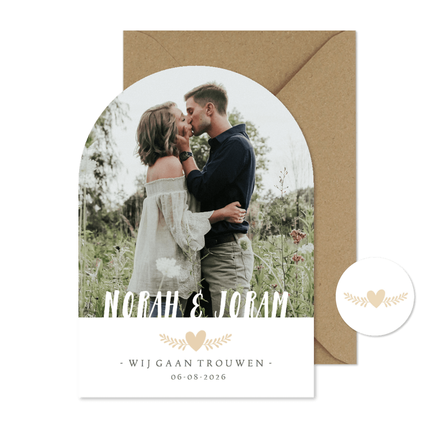 Trouwkaart in boogvorm met grote eigen foto en namen - Kaartimpressie
