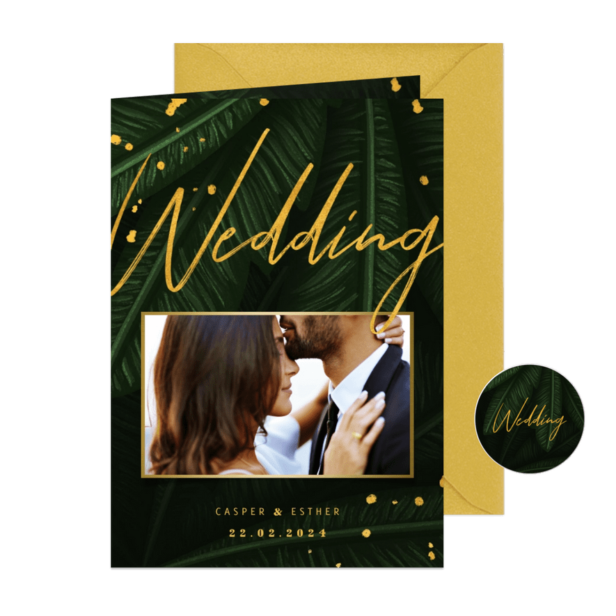 Trouwkaart jungle bladeren met foto en gouden 'wedding' - Kaartimpressie