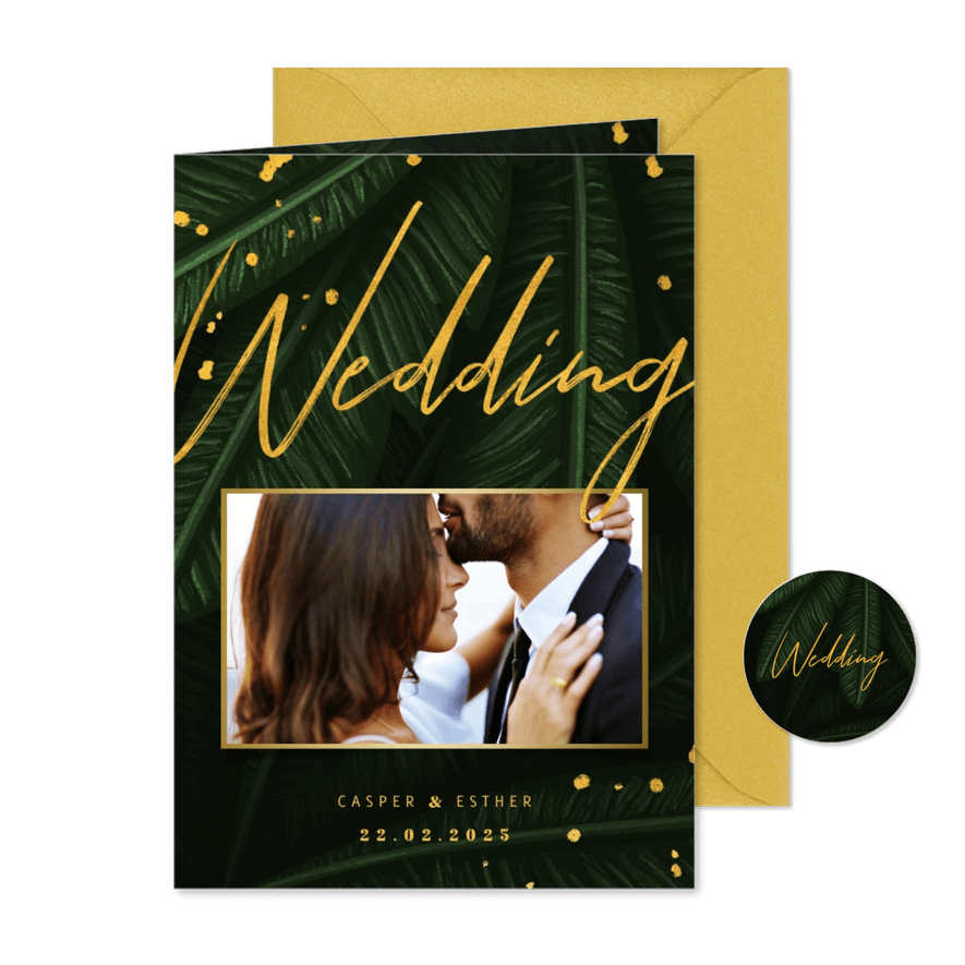 Trouwkaart jungle bladeren met foto en gouden 'wedding' - Kaartimpressie