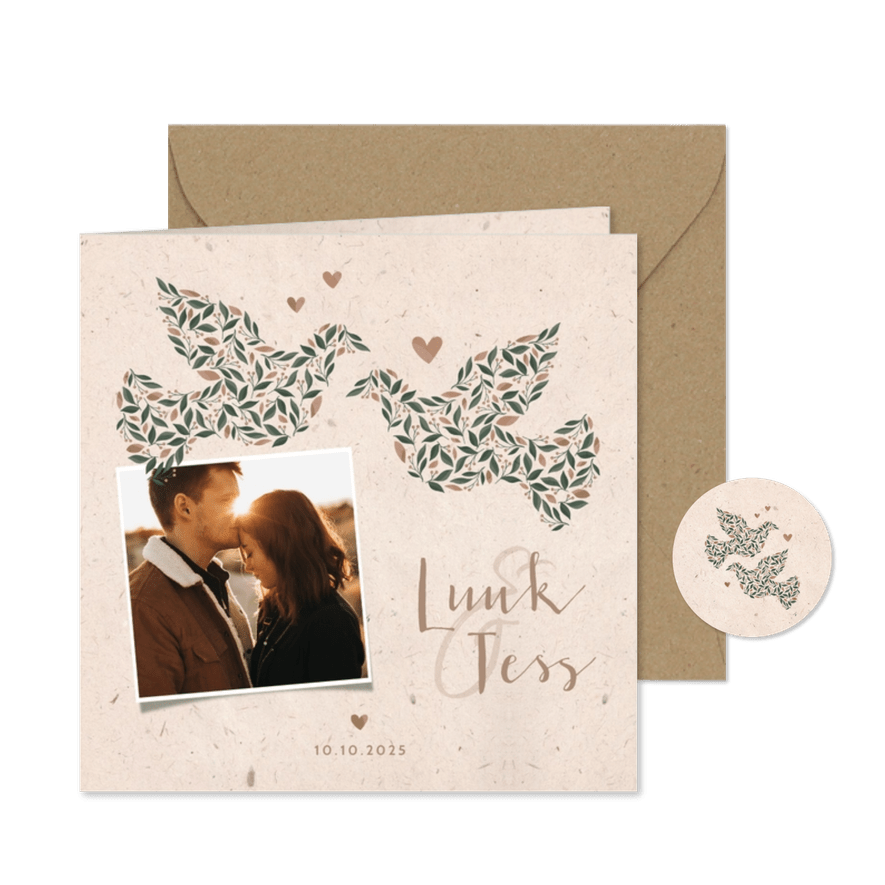 Trouwkaart kraftlook met foto en duiven van bloemen - Kaartimpressie