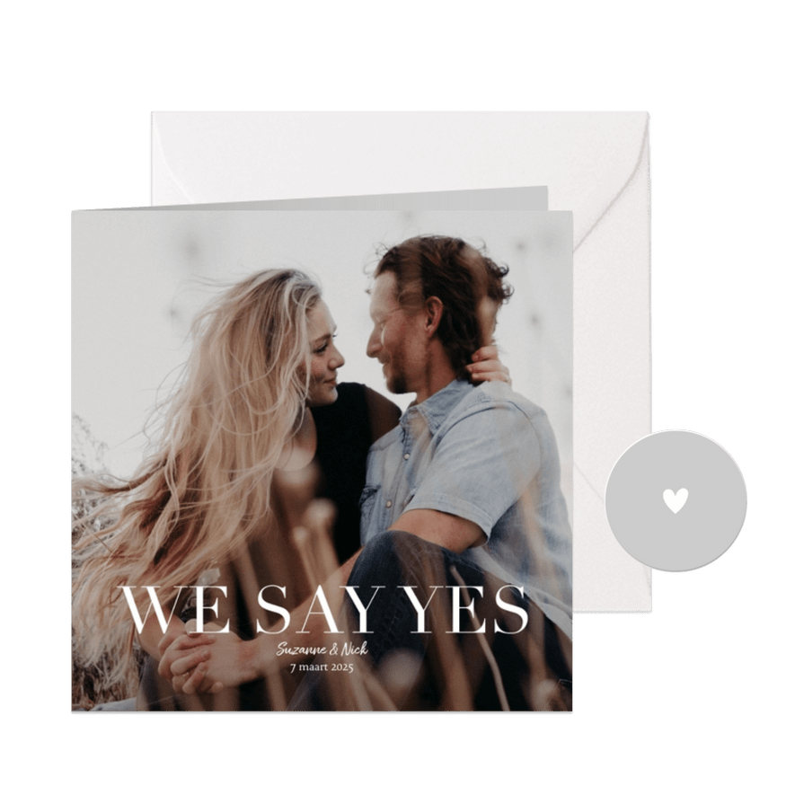 Trouwkaart met grote foto en witte typografie We Say Yes - Kaartimpressie