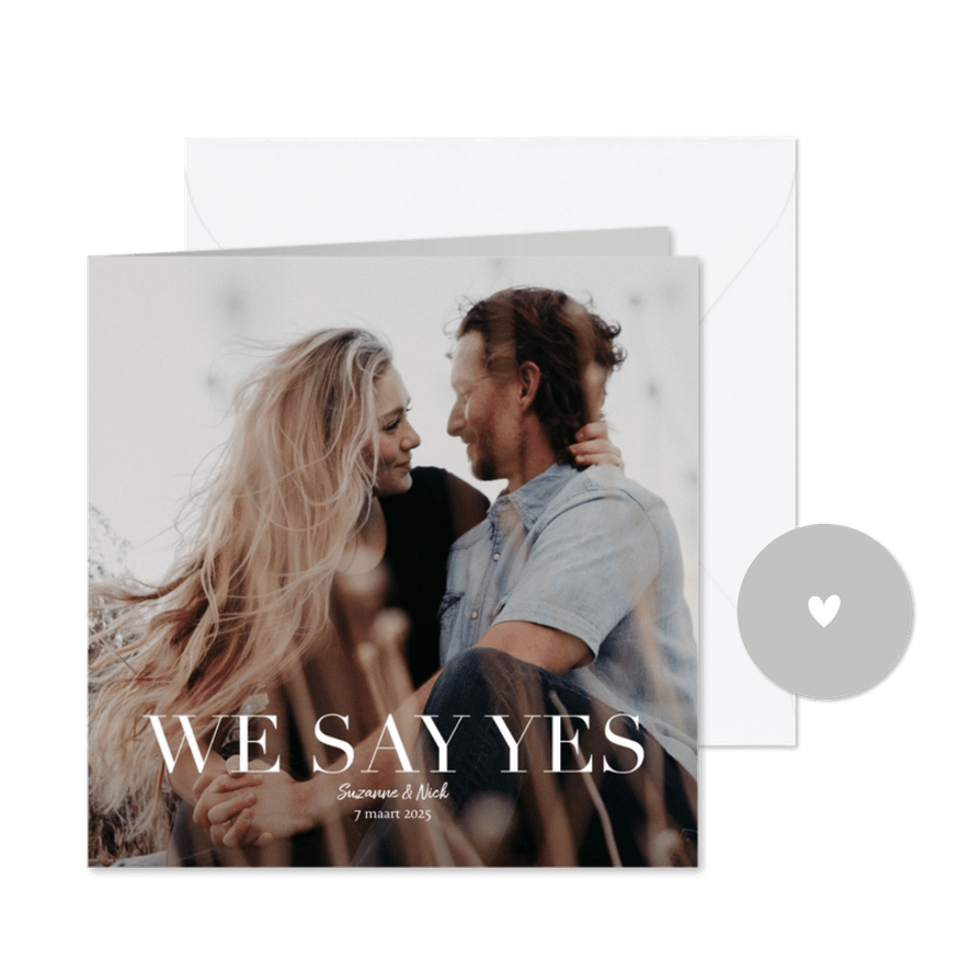 Trouwkaart met grote foto en witte typografie We Say Yes - Kaartimpressie