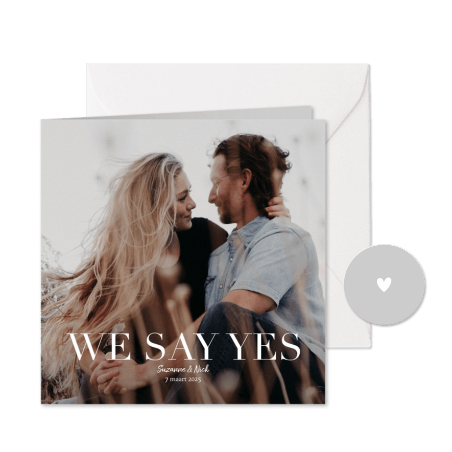 Trouwkaart met grote foto en witte typografie We Say Yes - Kaartimpressie