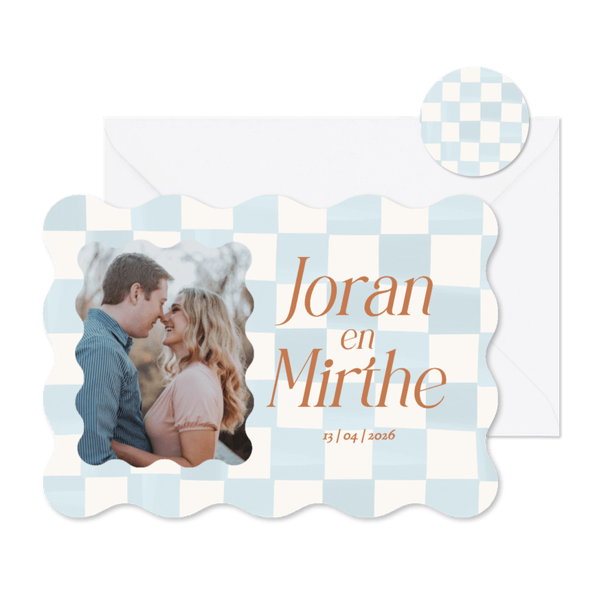 Trouwkaart met lichtblauwe blokjes en foto golvende rand - Kaartimpressie