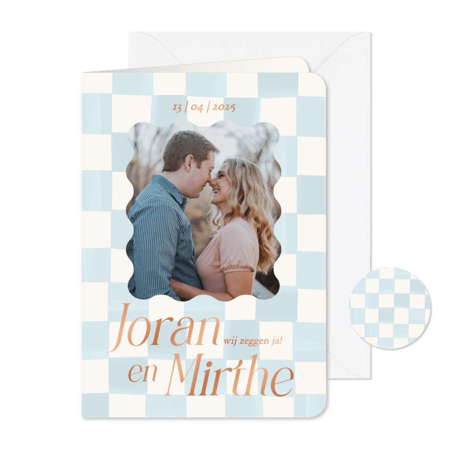 Trouwkaart met lichtblauwe blokjes en koperen tekst - Kaartimpressie