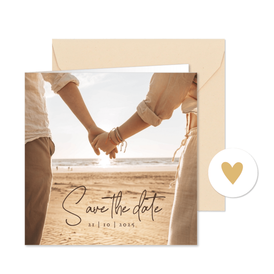 Trouwkaart save the date foto strand hand in hand - Kaartimpressie