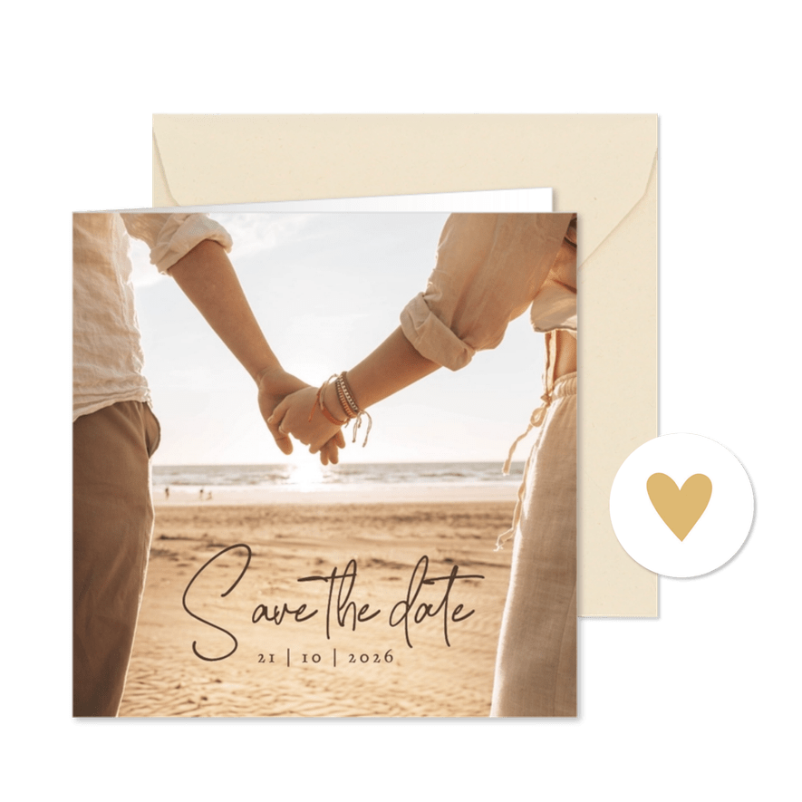 Trouwkaart save the date foto strand hand in hand - Kaartimpressie