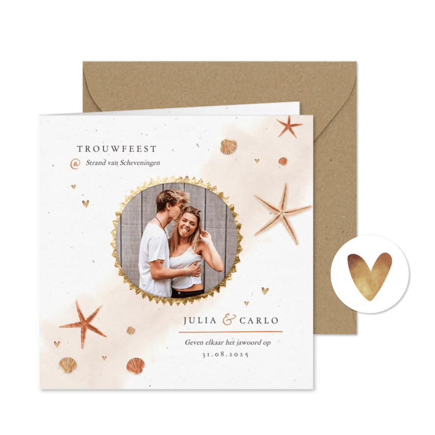 Trouwkaart strand schelpen hout ja hartjes goud waterverf - Kaartimpressie