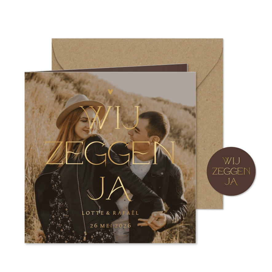 Trouwkaart wij zeggen ja met grote foto en goudfolie - Kaartimpressie