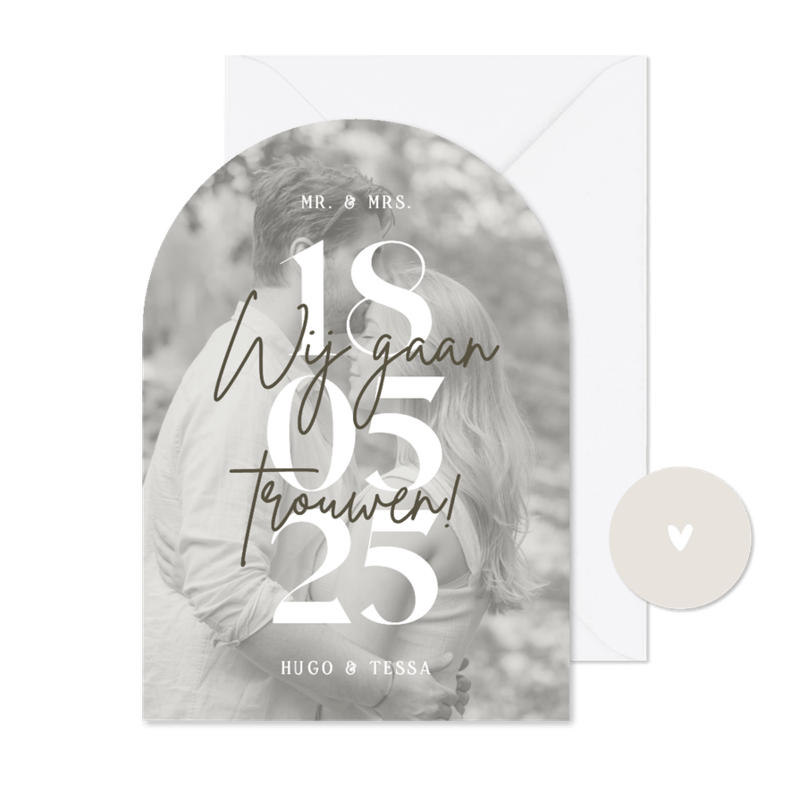 Trouwuitnodiging boogvorm grote datum met grote foto - Kaartimpressie
