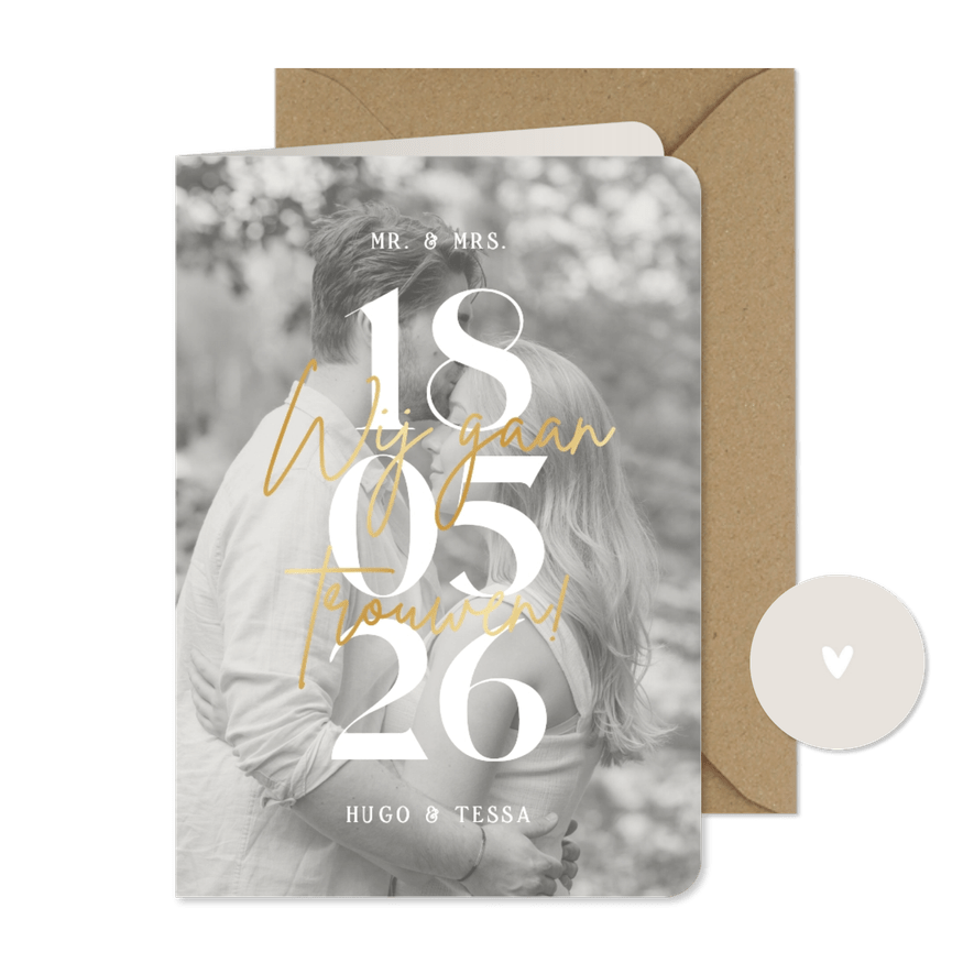 Trouwuitnodiging grote datum met foto achtergrond - Kaartimpressie