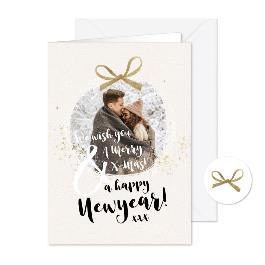 Typografische kerstkaart foto kerstbal strik goud - Kaartimpressie