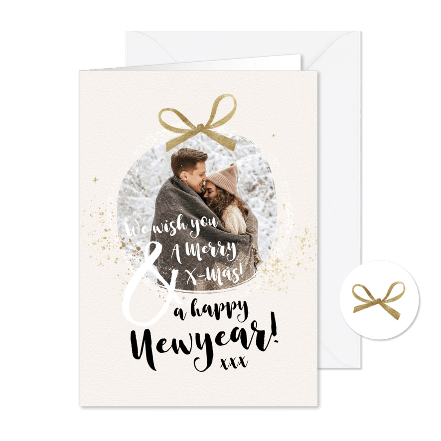 Typografische kerstkaart foto kerstbal strik goud - Kaartimpressie