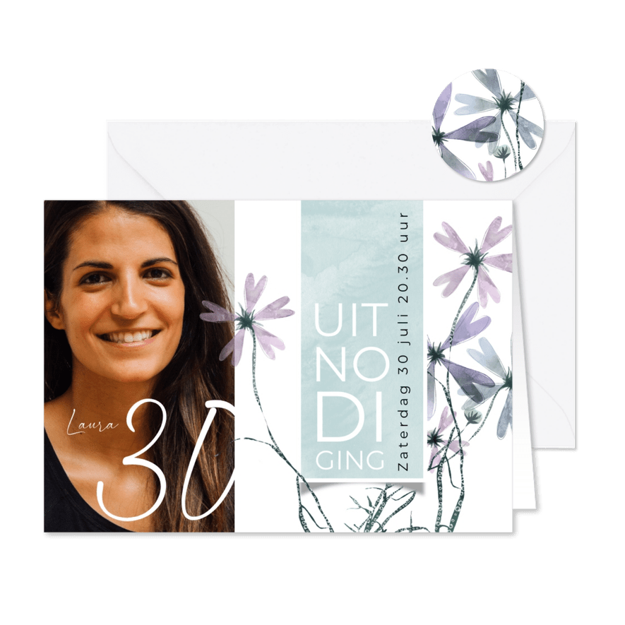 Uitnodiging 30, met foto en bloemen in waterverf-look - Kaartimpressie