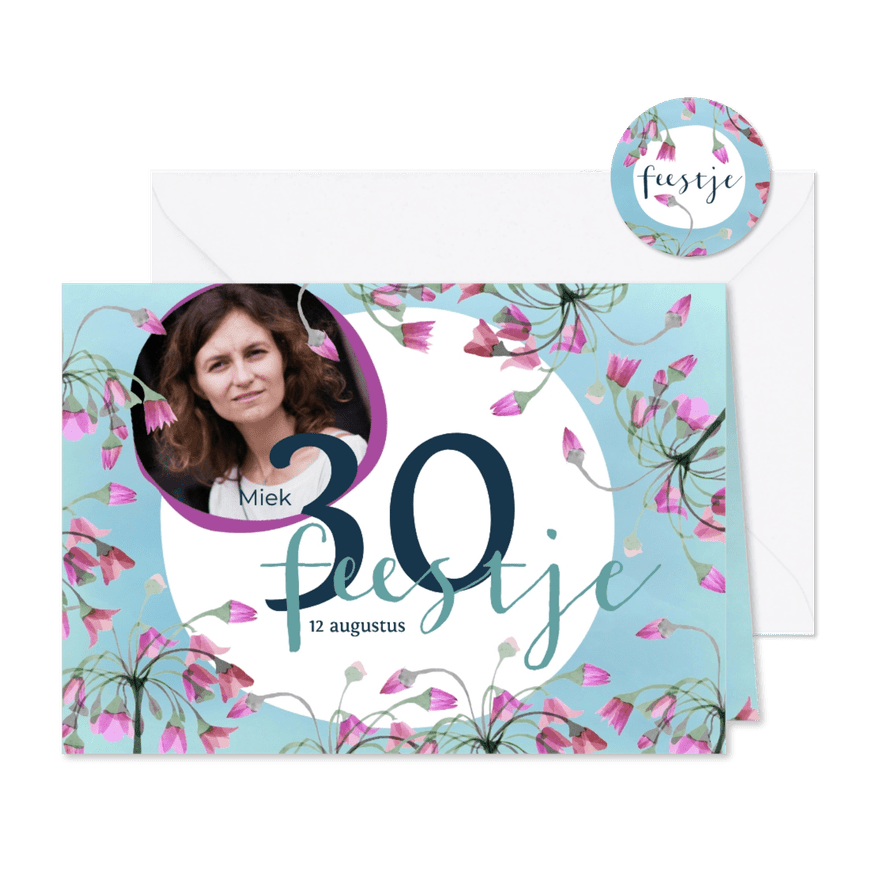 Uitnodiging 30ste verjaardag vrouw foto en roze bloemetjes - Kaartimpressie