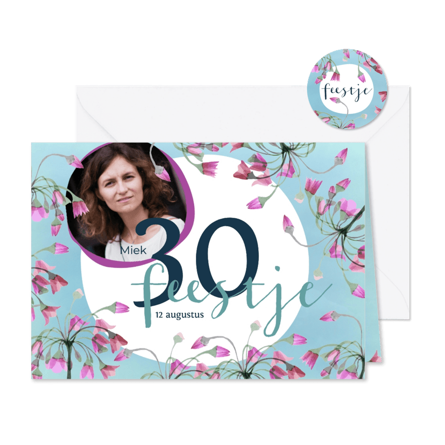 Uitnodiging 30ste verjaardag vrouw foto en roze bloemetjes - Kaartimpressie